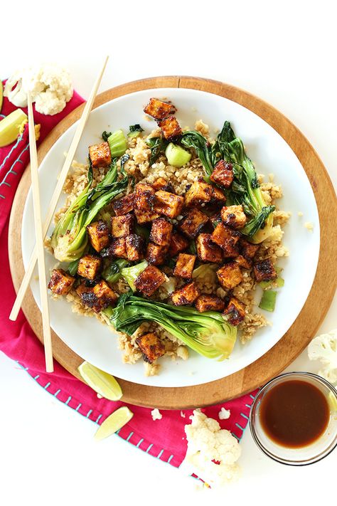 Easy Crispy Tofu in a 5-ingredient peanut glaze that's AMAZING. Serve over cauliflower rice for a healthy vegan gf dinner! #minimalistbaker Crispy Peanut Tofu, Cauliflower Rice Stir Fry, Best Tofu Recipes, Peanut Tofu, Cauliflower Rice Recipes, Minimalist Baker, Crispy Tofu, Baked Tofu, Low Carb Vegetarian