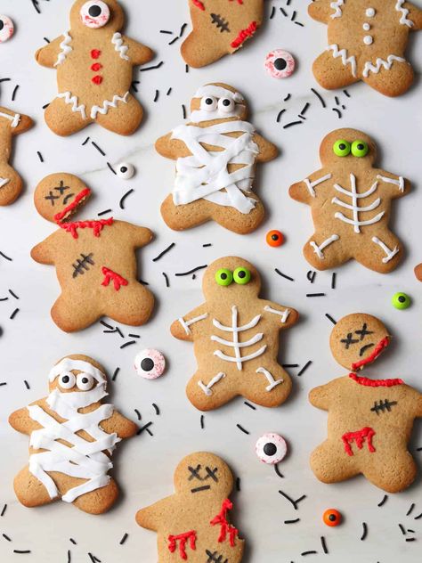 Spooky Gingerbread Men, Gingerbread Man Halloween, Vampire Gingerbread Men, Gingerbread Cookies Halloween, Skeleton Gingerbread Men, Halloween Gingerbread Cookies, Halloween Gingerbread Men, Halloween Bake Ideas, Spooky Baking Ideas