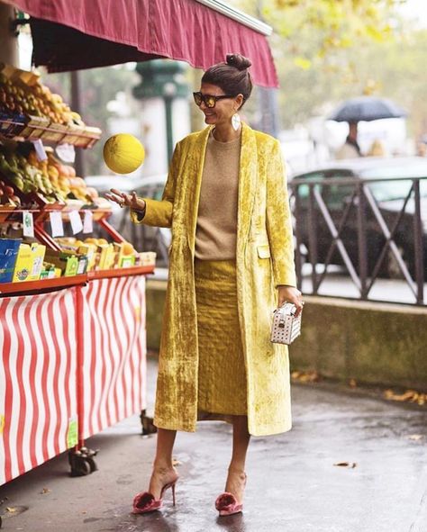 Giovanna Battaglia Engelbert, Yellow Outfits, Street Style Bags, Giovanna Battaglia, Yellow Coat, Street Style Blog, Skirt Pencil, Paris Fashion Week Street Style, Coat Outfits