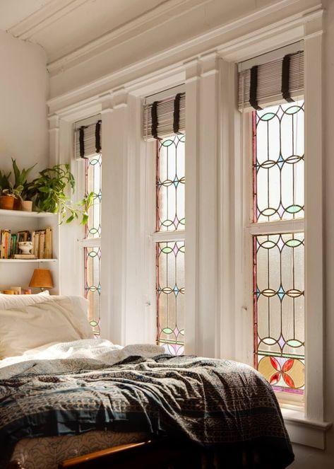 Estilo Charleston, Mug Design, Grey Walls, Beautiful Bedrooms, Better Homes And Gardens, House Inspo, Apartment Therapy, Studio Apartment, Stained Glass Windows