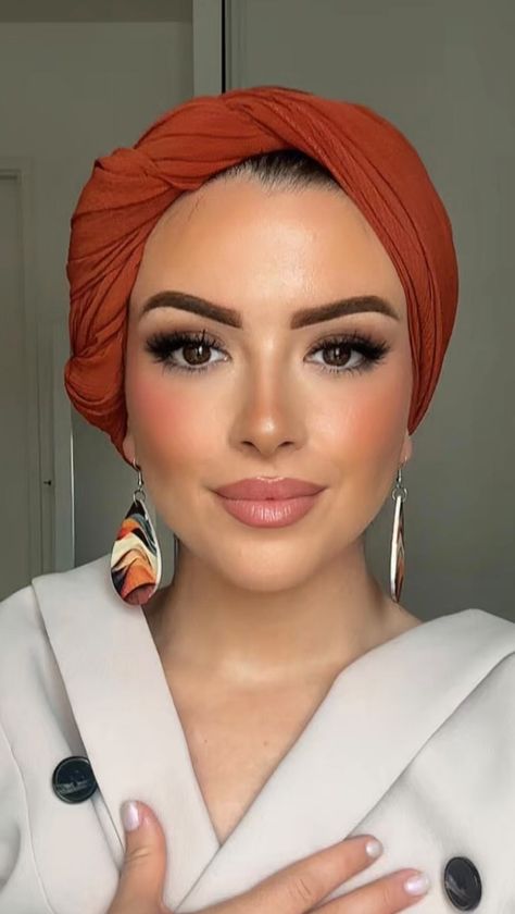 MAKE UP BY CALI 🍉 | Autumn vibes 🍂🍁 tutorial turban for this Autumn 🤎 #makeup #makeupartist #mua #tutorial #turbanista #turbanstyle #autumnvibes #fall... | Instagram African Turban Styles, Head Wrap Outfit, Headscarf Hairstyles, Mua Tutorial, Tutorial Turban, Headscarf Tutorial, Foulard Top, Headwrap Ideas, Turban Outfit