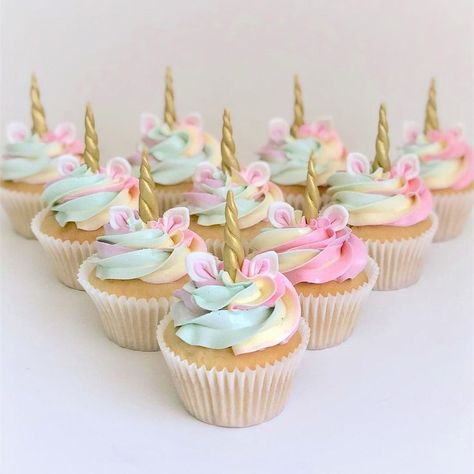 These cute and simple unicorn cupcakes would be really easy to put together for a unicorn themed party! love 💜🦄 Popular Cupcakes, Unicorn Desserts, Buckwheat Cake, Rhubarb Cake, Unicorn Themed Birthday Party, Unicorn Birthday Cake, Zucchini Cake, Magic Cake, Unicorn Cupcakes