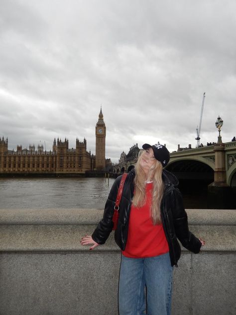 london bridge by the big ben viewpoint, photo idea with new era cap and red sweater. red accesoires. #aesthetic #london #londonaesthetic #redsweater #newera #red #redaesthetic #bigben Big Ben Picture Ideas, England Trip Outfits, London Ig Pics, London Bridge Photo Ideas, London Aesthetic Photos, London Pics Instagram, London Pics Ideas, London Photo Ideas Instagram, London Poses Photo Ideas