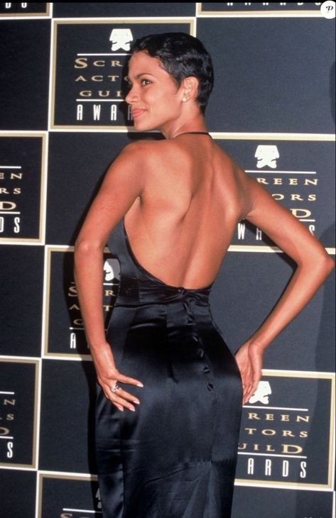 Halle Berry Young, Halle Berry Body, Halle Berry Short Hair, Halle Berry Pixie, Hally Berry, Short Hair Images, Vintage Black Glamour, Black Hollywood, Hair Crush