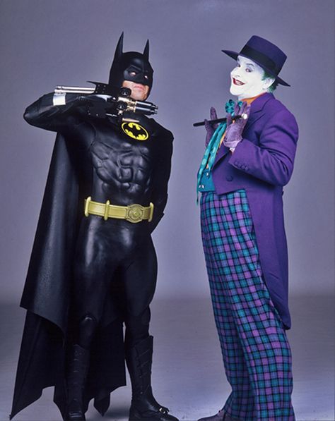 Batman publicity photos - 1989. Tim Burton's amazing adaptation of the Batman Comics is probably my favourite of all the Batman films! Robin Cartoon, Tim Burton Personajes, Keaton Batman, Batman 1989, Batman Vs Joker, Batman Film, Batman Returns, Batman Wallpaper, Michael Keaton