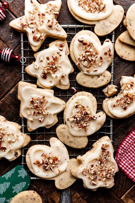 These pecan sugar cookies combine brown sugar, toasted pecans, a hint of cinnamon, and brown butter icing to create a flavorful upgrade to the traditional cut-out sugar cookie. No decorating skills required! Recipe on sallysbakingaddiction.com Butter Pecan Cutout Cookies, Sugar Cookie Aesthetic Christmas, Pecan Sugar Cookies With Brown Butter Icing, Pecan Sugar Cookies, Cookies With Brown Butter, Brown Butter Icing, Pecan Bread, Sweat Treats, Cookie Decorating Supplies