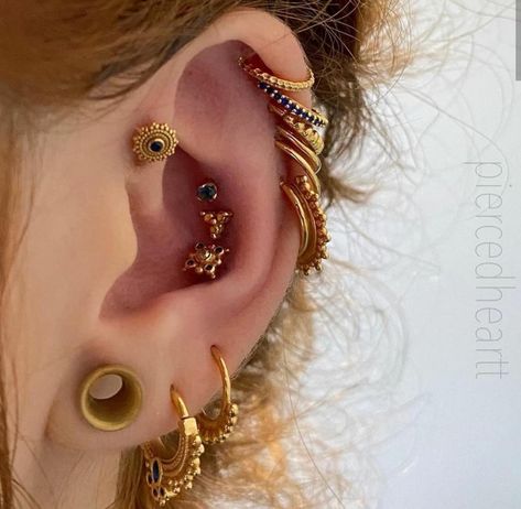 Gold Stretched Ears, Gauges With Second Piercing, Small Stretched Ears Aesthetic, Stretched Ears With Earrings, Coin Slot Piercing, Pearcing Ideas, Stretched Ears Aesthetic, Ear Styling, Pretty Plugs