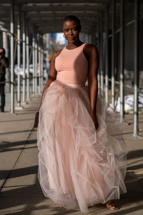 Tulle Skirts Are Trending Again Like It's 2015 Tulle Skirt Fashion, Blue Tulle Skirt, Carrie Bradshaw Outfits, Tulle Skirts Outfit, Casual Punk, Matric Dance, Tulle Long Skirt, Tie Dye Maxi Skirt, Full Tulle Skirt