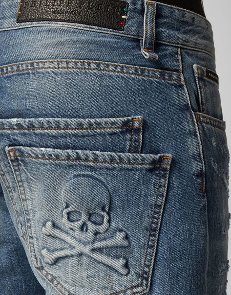 Rocker skull jeans ... Jeans Back Pocket Design, Denim Display, Mens Jeans Pockets, Skull Jeans, Philipp Plein Jeans, Jean Pocket Designs, Philip Plein, Diy Denim Jacket, Jeans Pocket