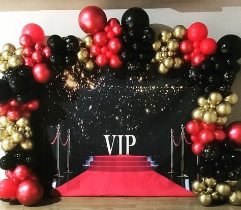 Movie Theme Balloon Garland, Red Carpet Theme Decorations, Hollywood Quinceanera Theme, Black And Red Decor Party Ideas, Masculine Birthday Party, Hollywood Decorations, Red Carpet Decorations, Hollywood Gala, Red Carpet Theme Party