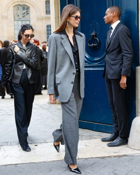 Kaia Gerber Style Street, Elegant Flamboyant, Kaia Gerber Outfits, Kaia Gerber Street Style, Style In Paris, Kaia Gerber Style, Perfect White Shirt, Corporate Dress, Workwear Essentials