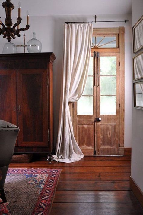 Cortinas Country, Front Door Curtains, Pintu Interior, Creole Cottage, French Door Curtains, Interior Design Per La Casa, Design Door, New Orleans Homes, Wooden Floors