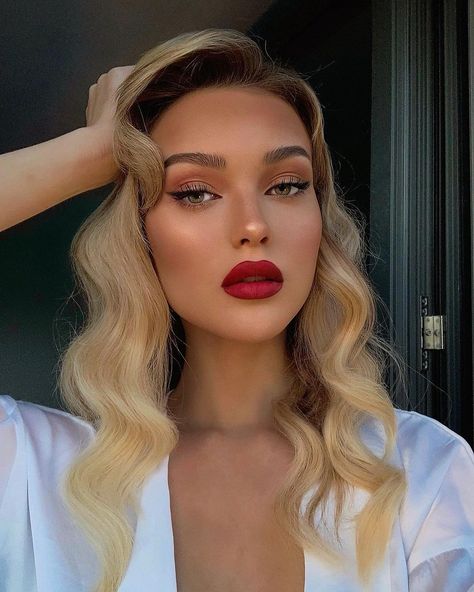 @romaneinnc on Instagram: “Joyeux Noël everyone ❤️✨” Blonde Hair Red Lips, Bridal Makeup Red Lips, Bridal Makeup For Blondes, Red Lipstick Looks, Red Lips Makeup Look, Blonde Hair Makeup, Classic Makeup, Summer Makeup Looks, Red Lip Makeup