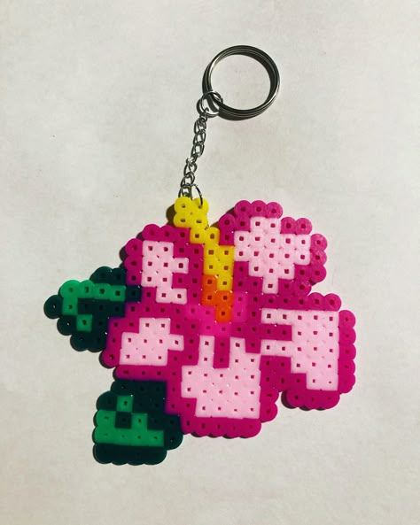 Pearl Beads Ideas Free Pattern, Perel Beads Ideas, Pyssla Ideas Aesthetic, Perel Bead, Perler Beads Keychain, Parlor Beads, Perler Bead Keychain, Melty Bead Designs, Melt Beads Patterns