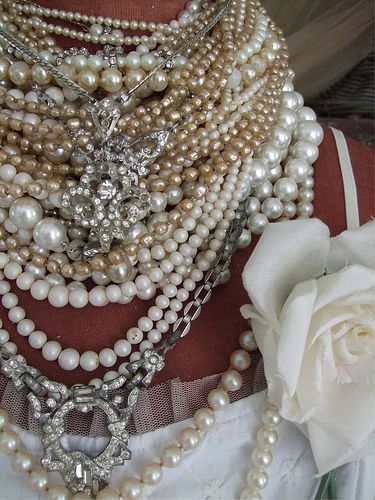 Pearls and bling ༺✿ڿڰۣ(♥ -NYrockphotogirl ♥ 2014 Pearl And Lace, Bling Bling, Pearl Jewelry, Beautiful Jewelry, High Fashion, Jewelry Box, Pearl Necklace, Vintage Jewelry, Statement Necklace