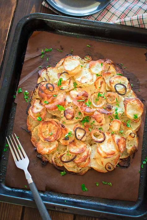 This Simple Potato Cake with Onions makes a perfect and filling lunch. Made with just 4 ingredients, this recipe is not to be missed! ❤ COOKTORIA.COM Freeze French Fries, French Fries Recipes, Fries Recipes, Potatoes Dinner, Parmesan Crusted Potatoes, Pane Dolce, Filling Lunch, Potato Recipes Side Dishes, Potato Cakes