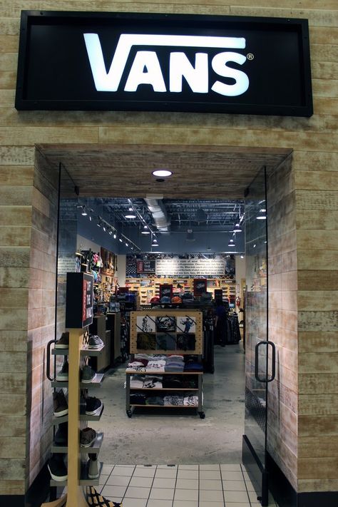 Vans Aesthetic, Bourbon Brands, Colorful Interior Design, Vans Store, Shopping Places, Shop Till You Drop, Funny Picture, Store Design Interior, Tumblr Photography