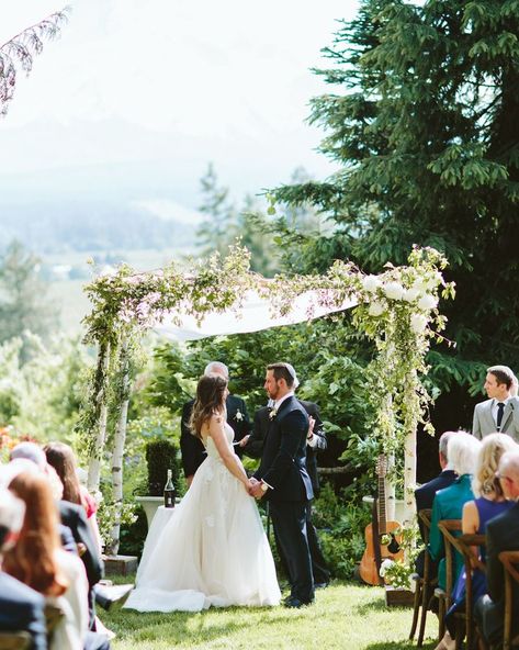 Jewish Wedding Ideas, Jewish Wedding Chuppah, Branch Arch Wedding, Floral Chuppah, Modern Jewish Wedding, Chuppah Flowers, Childhood Best Friends, Beautiful Settings, Ojai Wedding