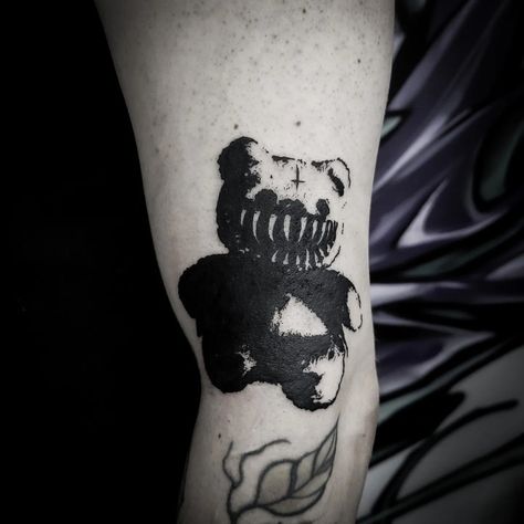 #bear #beartattoo #horrortattoo #horror #медведь #татуировка #tatuaż blackwork ink cover blackout ужасы tutorial tattoo poland poznan barber Heart Bear Trap Tattoo, Creepy Bear Tattoo, Creepy Cool Tattoos, Blackwork Filler Tattoo, Creepy Blackwork Tattoo, Disturbing Tattoos, Black Out Tattoo Designs, The Thing Tattoo, Dark Japanese Tattoo