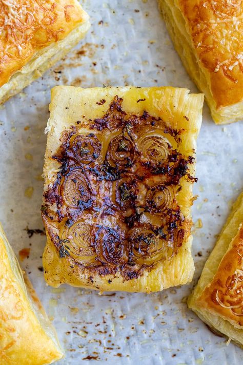 French Onion Tart, Onion Tartlets, Puff Pastry Recipes Savory, French Tart, Puff Pastry Appetizers, Pastry Appetizer, Onion Bread, Onion Tart, Puff Pastry Tart