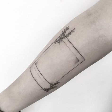 Polaroid Pic Tattoo, Polaroid Outline Tattoo, Polaroid Tattoo Minimalist, Polaroid Pictures Tattoo, Polaroid Tattoo Sleeve, Polaroid Frame Tattoo, Polaroid Photo Tattoo, Poloroid Tattoo Idea, Outline Of Picture Tattoo