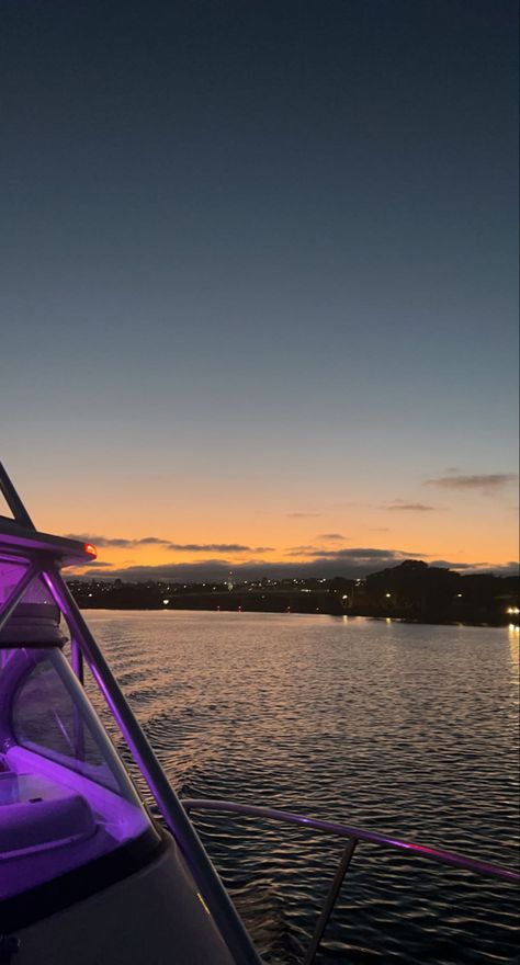 Yatch Boat Aesthetic Sunset, Boat At Sunset, Boat Sunset Pictures, Boat Night Aesthetic, Yatch Pics Aesthetic, Boat Pictures Aesthetic, Boat Sunset Aesthetic, Boat Aesthetic Summer, Boat At Night