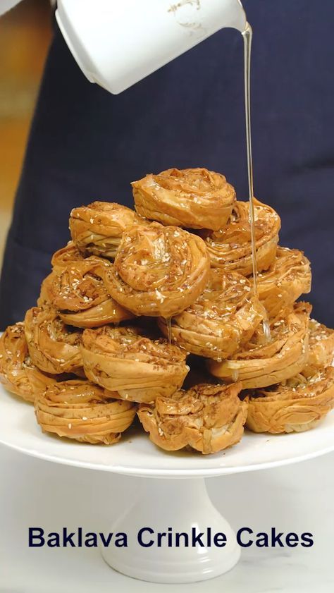 These individual serves of Baklava are perfect for a finger food dessert at your next party. They are made using the famous crinkle Fillo Pastry folding technique, watch along to see how easily they come together. Traditional Baklava Recipe, Pastry Folding, Finger Food Dessert, Baklava Recipes, Dolci Finger Food, Filo Pastry Recipes, Phyllo Dough Recipes, Phyllo Recipes, Greek Pastries