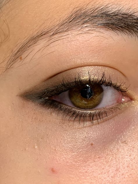 Makeup Hazel Eyes Brown Hair, Brown Eyeshadow Natural, Makeup Hazel Eyes, Brown Eyeshadow With Black Eyeliner, Hazel Eyes Makeup, Subtle Brown Eyeshadow, Brown Eyeshadow Black Eyeliner, Brown Eyeshadow Aesthetic, Hazel Eye Makeup