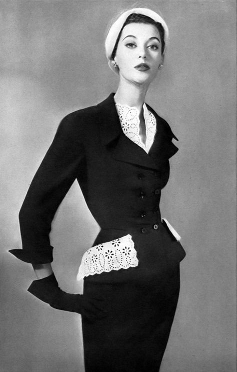 Beautiful Fashion Designs by Jo Copeland in the 1950s 1952 Fashion, Barbara Mullen, 1950s Suit, 1950s Hat, 1950 Fashion, Vintage Fashion 1950s, Vintage Runway, Design Moda, Fashion 1950s