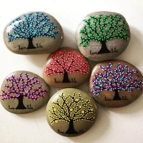 Tree Rock Painting, Love Painted Rocks, Rock Painting Idea, Seasonal Tree, Stones Garden, Mandala Painted Rocks, Art Pierre, Mandala Rock Art, Rocks Painted