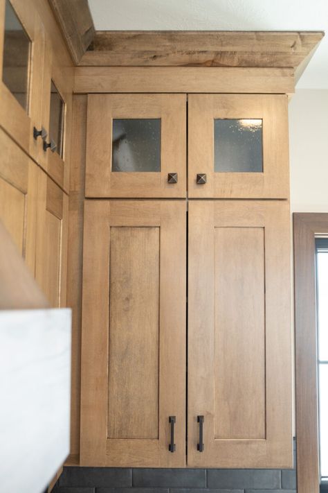 Natural Oak Kitchen Cabinets Farmhouse, Natural Wood Shaker Cabinets, Kitchen Cabinets Design Ideas Farmhouse, Raw Wood Look Kitchen Cabinets Diy, Cabinet Finishes Wood, Cabinet Wood Types, Natural Stain Cabinets, Kitchens With Beige Tile Floors, Kraft Maid Barley Cabinets