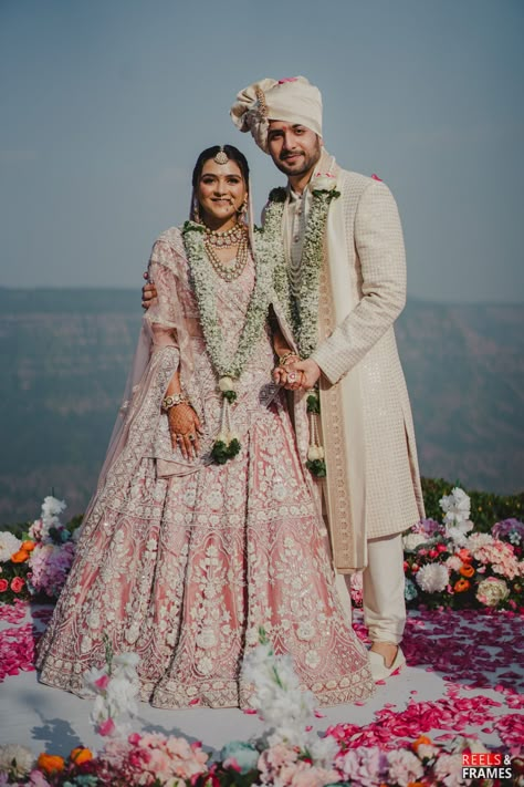 Groom And Bride Dress Indian, Wedding Dresses Couple, Bride Groom Dress Indian Wedding Ideas, Wedding Dress For Bride And Groom, Couple Wedding Outfit, Wedding Bride Outfit, Var Mala Indian Weddings, Varmala Indian Weddings, Bride And Groom Indian Wedding Outfit