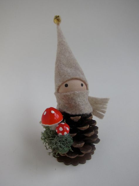 pinecone doll with toadstool Forest Gnome, Felted Acorns, Christmas Pine Cones, Acorn Crafts, Cones Crafts, Elf Ornaments, Pine Cone Crafts, Youth Group, Christmas Makes