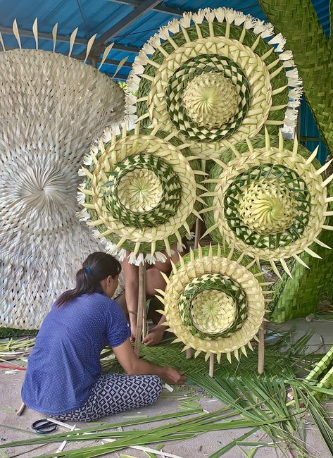 Coconut Leaf Weaving, Coconut Leaf Decoration Wedding, Coconut Leaves Decoration, Coconut Leaf Decoration, Coconut Weaving, Coconut Decor, Segi Lima, Leaf Decor Wedding, Palm Leaf Decor