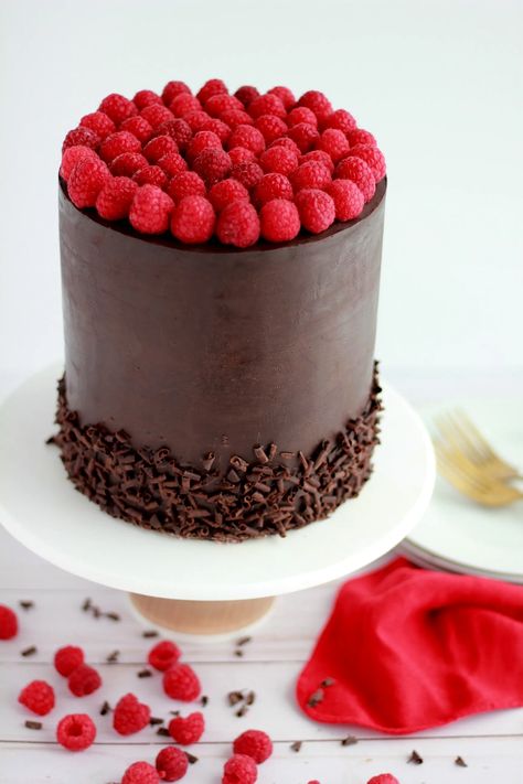 Layer Cake Au Chocolat, Dark Chocolate Raspberry, Cold Cake, Cake Liner, Raspberry Buttercream, Chocolate Raspberry Cake, Raspberry Cream, Cake Layers, Dark Chocolate Cakes