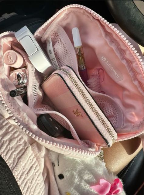 Girly Essentials, Lululemon Bag, Everyday Bag Essentials, Pretty School Supplies, School Bag Essentials, Inside My Bag, Pink Lifestyle, Purse Essentials, Girly Car