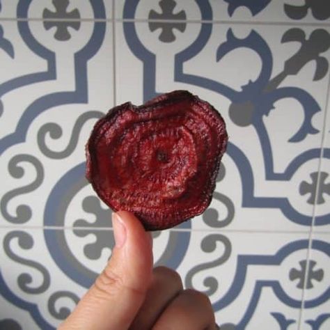 How to make beetroot crisps - Only 2 ingredients, super crunchy & healthy Beetroot Leaves Recipe, Beet Chips Recipe, Beetroot Chips, Baked Beetroot, Healthy Crisps, Beet Chips, Pickled Beets, Sweet Potato Chips, Baked Chips