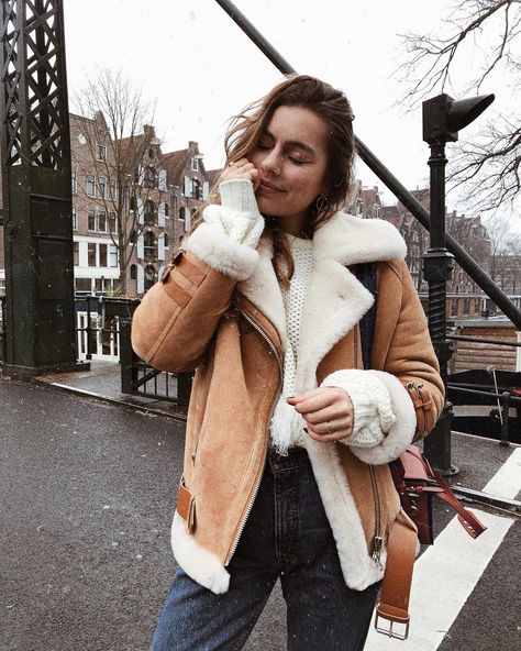 INSTAGRAM: gogoladze.nati PINTEREST: swevachka♡ Winter Coat Outfits, Fall Fashion Coats, Bike Jacket, Boho Mode, Looks Pinterest, Outfit Trends, Winter Mode, Coat Outfits, Van Cleef Arpels