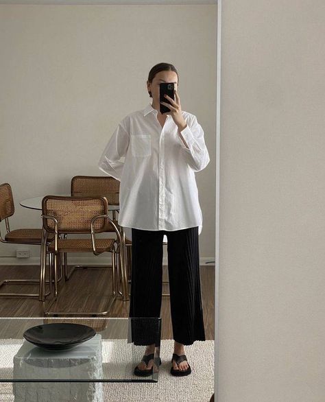 Cream Linen Shirt Outfit, Hospital Job Outfit, White Bottom Down Shirt Outfit, Minimalist Spring Fashion, Cool Summer Work Outfits, Creative Office Outfit, Indie Work Outfit, Midsize Minimalist Fashion, White Dress Shirt Outfit Woman