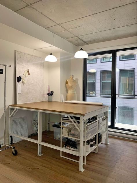 Design Studio Workspace, Sewing Room Inspiration, Studio Workspace, Fashion Designer Studio, Art Studio Design, Sewing Room Design, Studio Room, Boutique Interior, Sewing Rooms