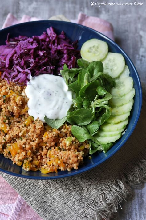 Bulgur-Bowl mit Rotkohl | Essen | Kochen | Salat | Rezept Bulgur Vegan, Farro Salad Recipes, Bulgur Salad, Quick Diet, Lunch Bowl, Kitchen Bowls, Best Food Ever, Super Bowl Food, Quick Dinner Recipes