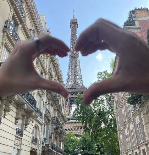 Aesthetic Paris Couple, Love In France Aesthetic, Paris Lovers Aesthetic, Couples Paris Aesthetic, Paris Relationship Aesthetic, Paris Aesthetic Boyfriend, France Love Aesthetic, Couples In France, France Couple Aesthetic