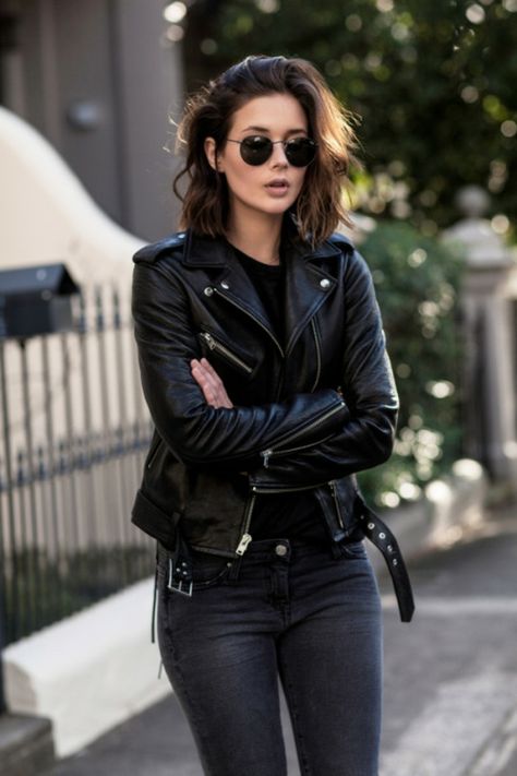 Outfit Nero, Outfit Leather Jacket, Pretty Winter Outfits, Look Grunge, Black And White Outfit, Rocker Girl, Woman In Black, Mens Fashion Edgy, Rock Outfit