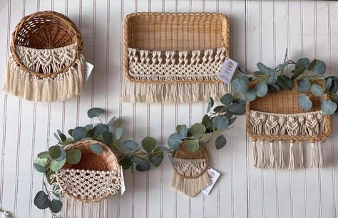 Julies Designs And Signs, Wicker Wall Decor, Diy Interior Design, Macrame Basket, Diy Boho Decor, Macrame Backdrop, Wicker Wall, Macrame Hanger, Diy Paper Crafts Decoration