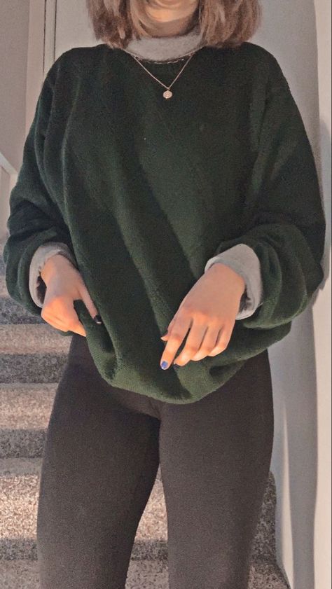 Comfortable Nice Outfits, Sweater And Turtleneck Outfit Layering, Sweater Turtleneck Outfit Layering, Minimalist Earthy Fashion, Crewneck Fall Outfit, Turtleneck And Leggings Outfit, Green Turtleneck Sweater Outfit, Turtleneck Crewneck Outfit, Dark Green Crewneck Outfit