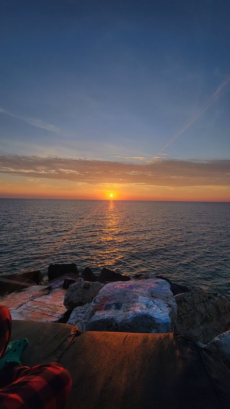 Sunrise over Lake Michigan at Northwestern University Northwestern University Aesthetic, Northwestern Aesthetic, Northwestern University Chicago, City Girl Life, College Core, Northern Michigan University, Chicago Lakefront, Mind Movie, College Goals