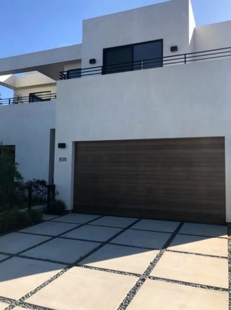 Custom Wood Garage Doors, Casas The Sims Freeplay, Modern Driveway, Wood Garage, Modern Garage Doors, Garage Door Types, Wood Garage Doors, Driveway Design, House Facade