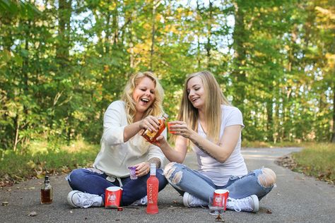 Bff Drinking Pictures, Funny Bff Photoshoot, Adult Best Friend Photoshoot, Best Friend Session, Girlfriends Photoshoot, Friendship Photography, Friendship Photoshoot, 21st Birthday Photoshoot, Bff Photoshoot Poses