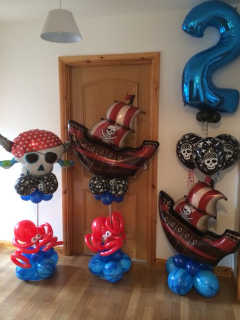 Pirates displays Pirate Balloons Ideas, Pirate Birthday Balloons, Pirate Balloon Decorations, Pirate Balloon Garland, Pirate Balloon Arch, Pirate Balloons, Goonies Party, Pirate Box, Mermaid Pirate Party