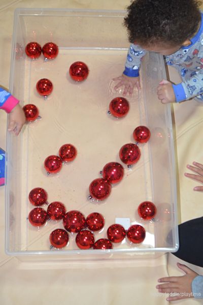 Simple Christmas Sensory Bin for Babies - HAPPY TODDLER PLAYTIME Christmas Sensory Bin, Activity For Babies, Bubble Wrap Art, Valentine Sensory, Christmas Sensory, Activities For Babies, Best Toddler Toys, Baby Play Activities, Christmas Week